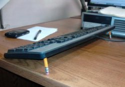 Подъем клавиатуры с помощью самодельных ножек