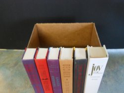 Тайник из книг и картонной коробки