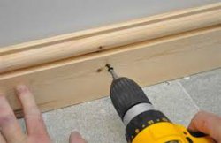 Как установить деревянный плинтус