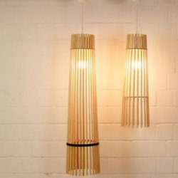 Лампа из деревянных палочек