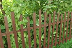 Небольшой забор из штакетника в саду