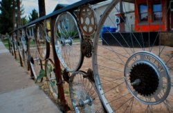 Ограждение из велосипедных колес
