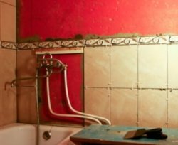 Приклеивание плитки на стенах ванной комнаты