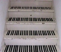 Декор лестницы под пианино 